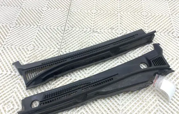Suzuki Grand Vitara II Wiper trim 7731165J0