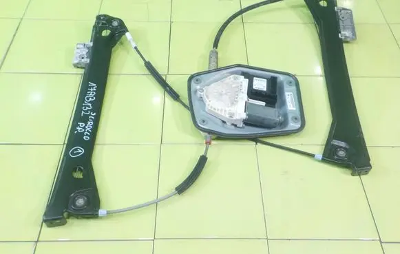 Volkswagen Scirocco Front door window regulator with motor 5K0959793A 17AB132