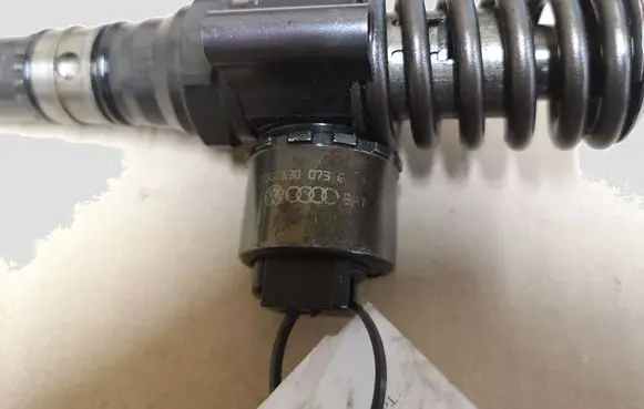 Volkswagen Touran I Fuel injector 03G130073G
