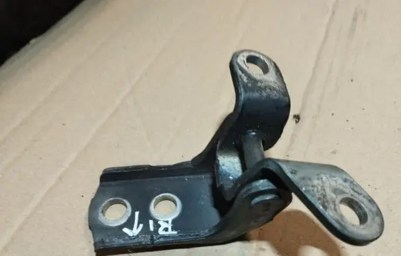 Toyota Avensis T250 Front door upper hinge