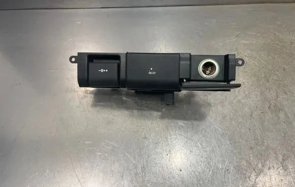 Land Rover Discovery 3 - LR3 Cigarette lighter trim 5033104 H601