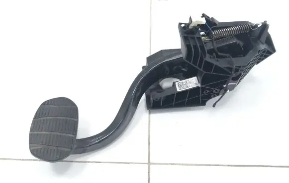 BMW 2 F45 Brake pedal 80047112