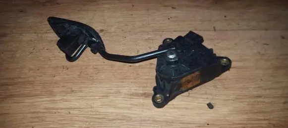Nissan Micra Accelerator throttle pedal 18002ax600