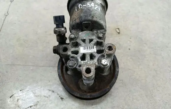 Toyota Avensis T250 Power steering pump 