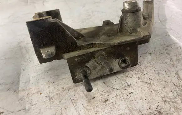Hyundai Accent Engine mounting bracket