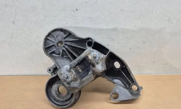 Engine mounting bracket