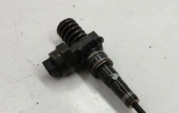 Volkswagen Golf IV Fuel injector 0414720087 038130073F