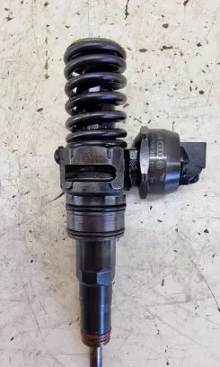 Volkswagen Golf V Fuel injector 038130073BN