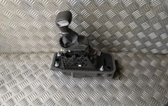 Volkswagen Touran I Gear shifter/selector 1T1713025R