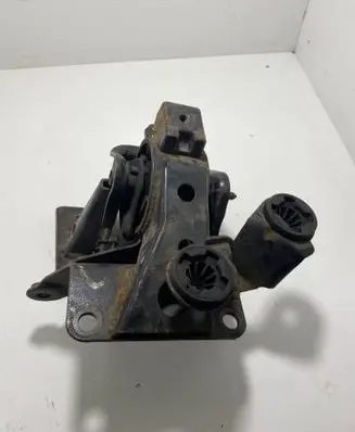 Nissan X-Trail T30 Engine mount bracket