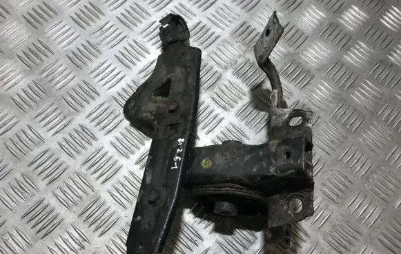 Toyota RAV 4 (XA20) Engine mount bracket
