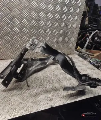 Mercedes-Benz C W204 Headlight/headlamp mounting bracket 204620590