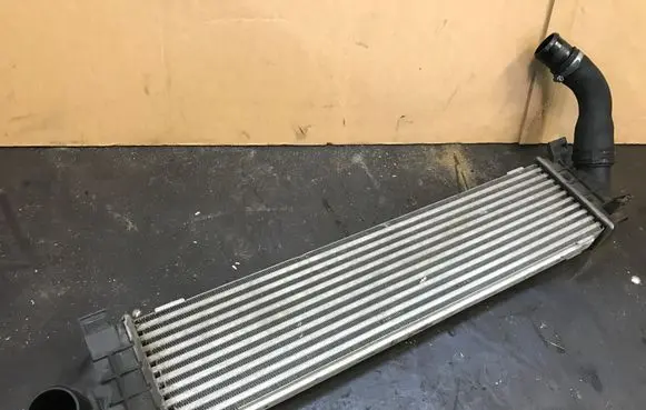 Ford Kuga I Intercooler air channel guide 