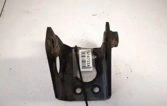 Engine mounting bracket