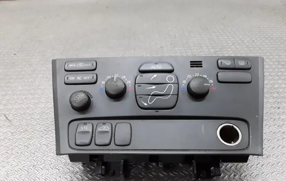 Volvo V70 Climate control unit 8682930