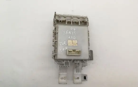 Toyota Yaris Fuse box set 8273052321