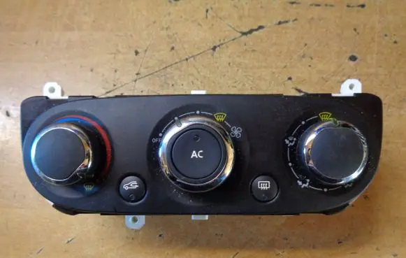 Renault Clio IV Climate control unit T1019676Z E1072485