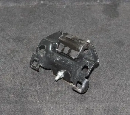 Nissan NP300 Engine mount bracket