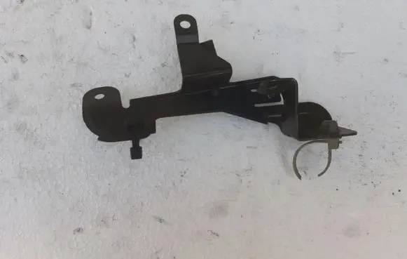 Opel Insignia A Intercooler pipe mounting bracket 55573930
