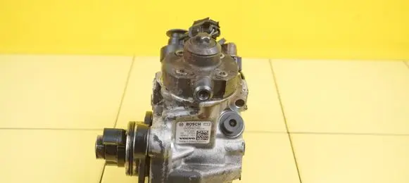 Volvo V40 Fuel injection high pressure pump 0445010681 D5204T6