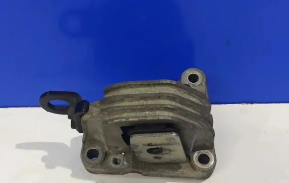 Volvo XC90 Engine mount bracket 30741583
