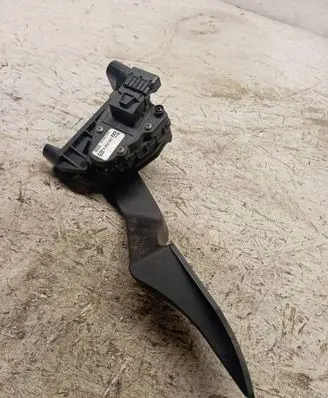 Accelerator throttle pedal