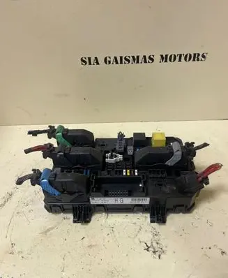 Opel Zafira A Fuse module 13206759