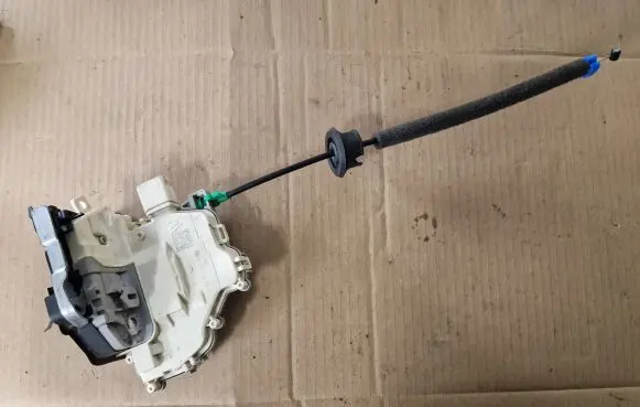 Audi A4 S4 B8 8K Rear door lock 4G0839015F 8W8839085