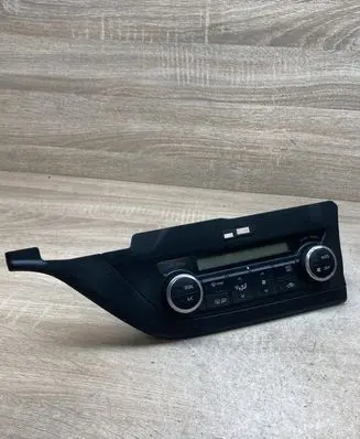 Toyota Auris E180 Climate control unit 75F542