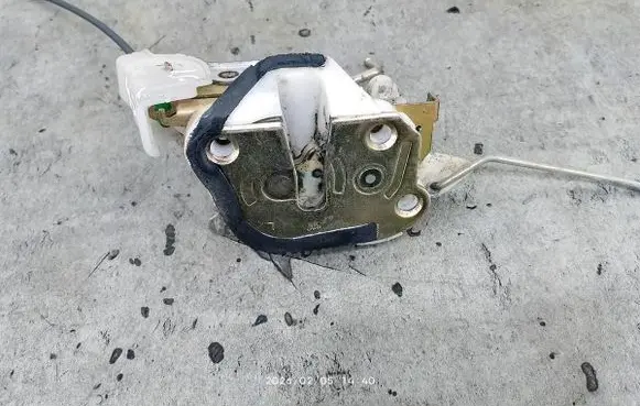 Toyota Yaris Front door lock 