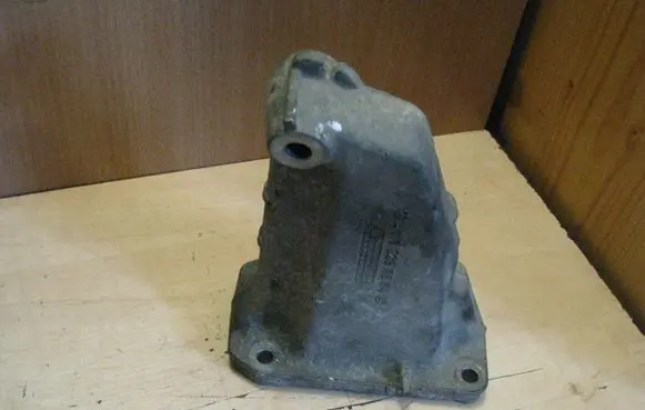 Mercedes-Benz CL C215 Engine mounting bracket A1772230204