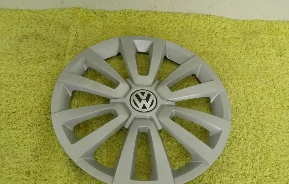 Volkswagen New Beetle R16 wheel hub/cap/trim 5C0601147C