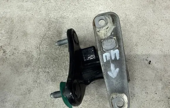 Mercedes-Benz C W204 Front door lower hinge