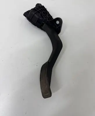 Accelerator throttle pedal