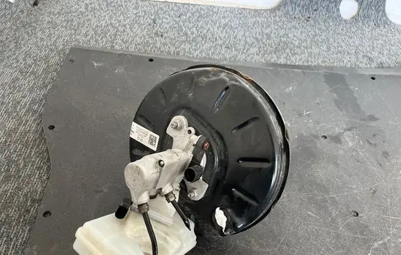 Volkswagen Golf VII Brake booster 5Q1614105CM 203093204