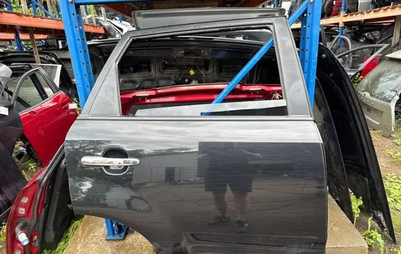KIA Sorento Rear door 