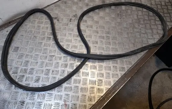BMW 5 F10 F11 Trunk rubber seal (body) 7204298