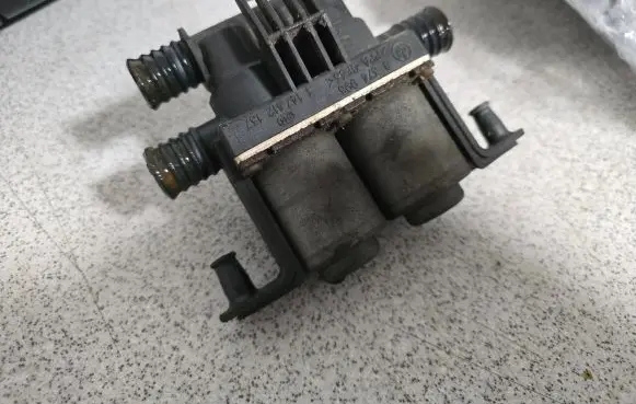 BMW 5 E39 Coolant heater control valve 1147412137