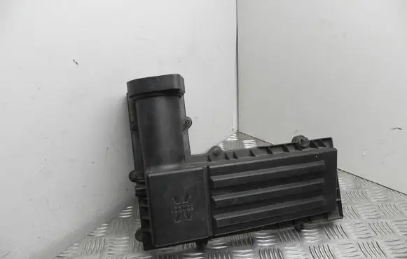 Volkswagen PASSAT B7 Air filter box 3C0129607BA VD17339