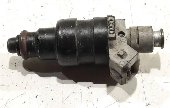 Audi A4 S4 B5 8D Fuel injector 078133551D