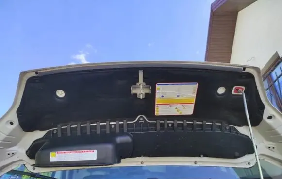 Engine bonnet/hood sound/heat insulation