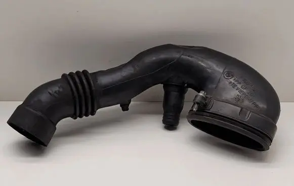 BMW X3 E83 Air intake hose/pipe 7790552