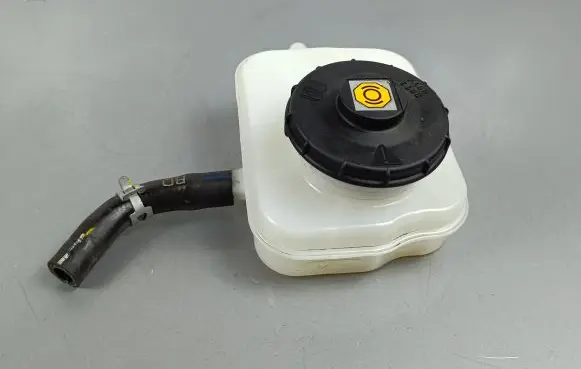 Honda HR-V Brake fluid reservoir 