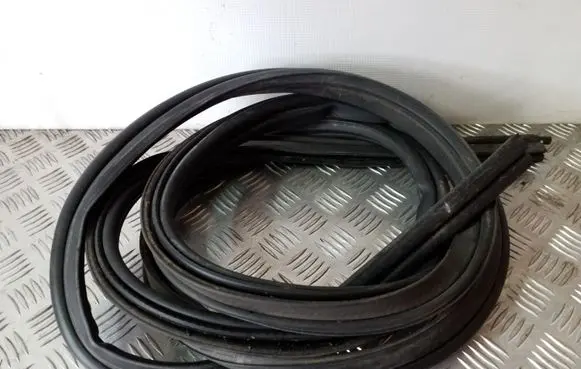 Jeep Grand Cherokee (WK) Trunk rubber seal (body) 