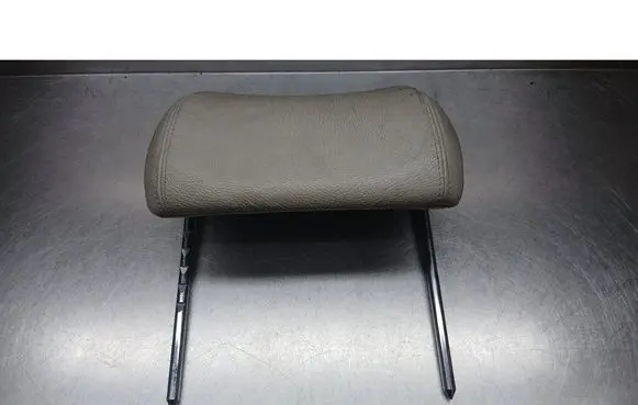 Volvo V70 Front seat headrest