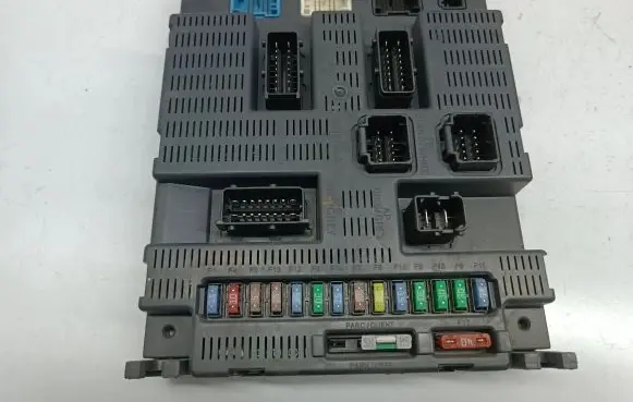Peugeot 207 Fuse module 9663798480
