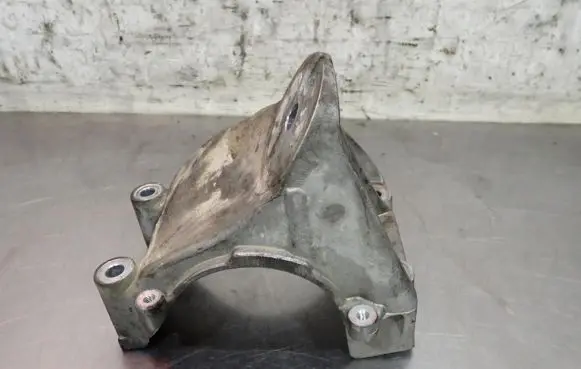Volkswagen Touareg I Engine mounting bracket 07Z199307B