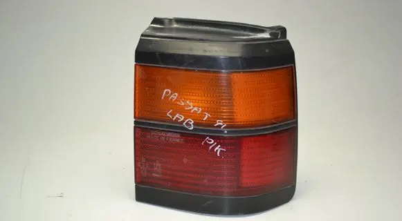 Volkswagen PASSAT B3 Rear/tail lights 333945112