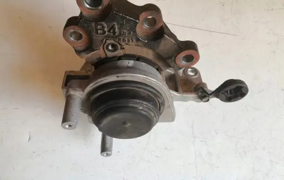 Nissan X-Trail T32 Engine mount bracket