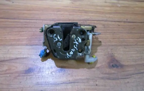 Nissan Sunny Front door lock